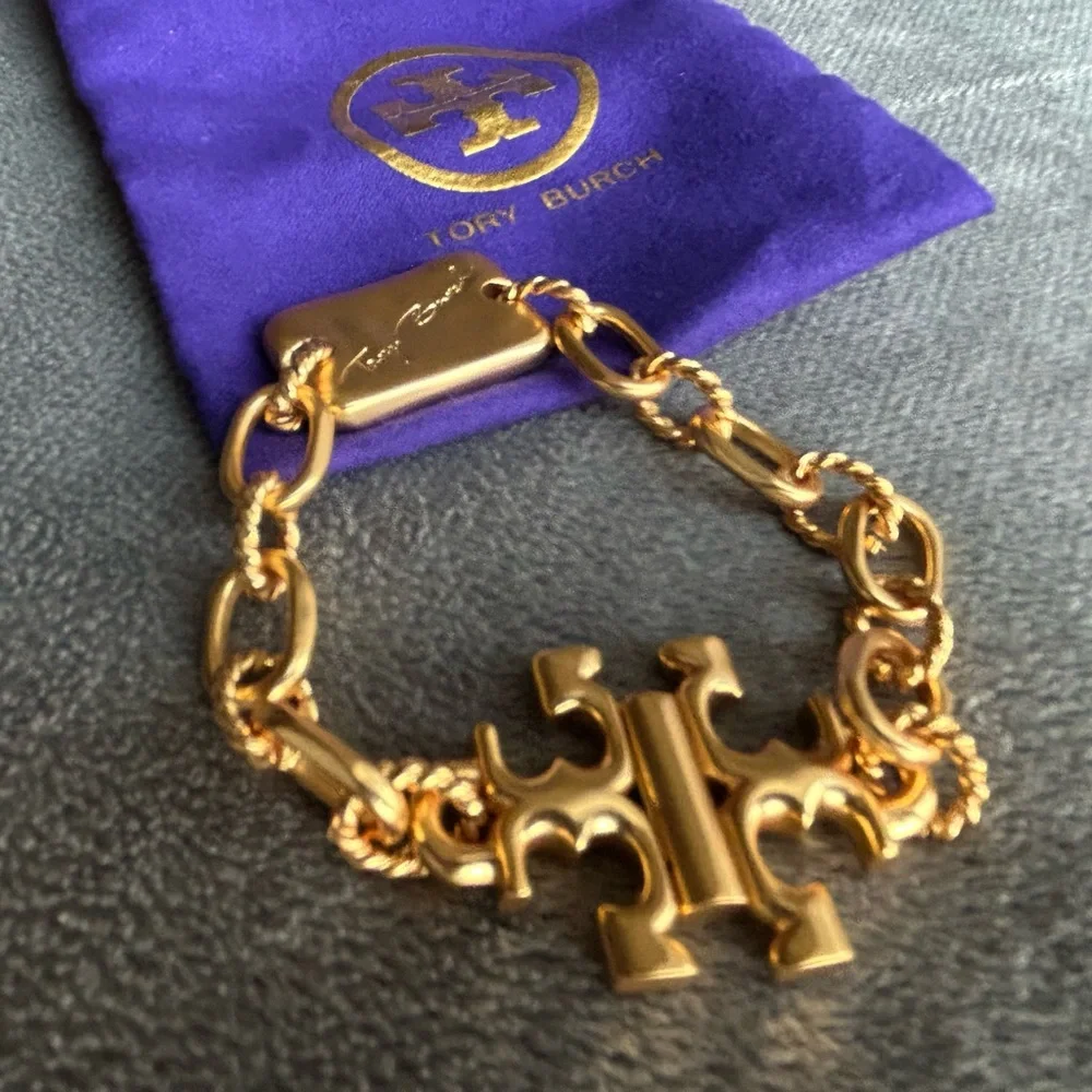 Tory Burch Torsade engraved-logo bracelet in gold-tone - Picture 5 of 6